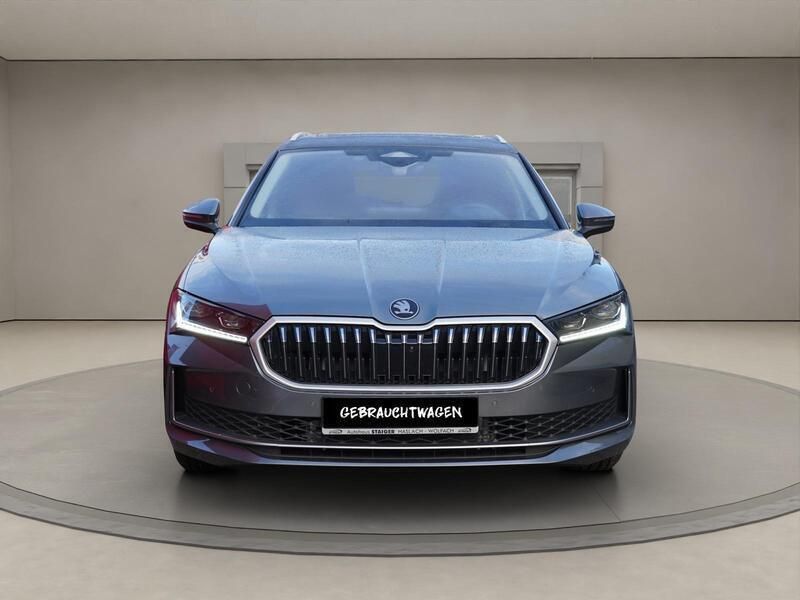 Graphite grau metallic graphite grau metallic Gebraucht 2024 Skoda Superb Selection Kombi | 43.483 € (Guter Preis) - Bild 1/4