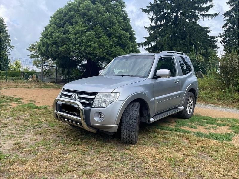 Silber Gebraucht 2010 Mitsubishi Pajero Instyle SUV | 13.900 € (Guter Preis) - Bild 1/4