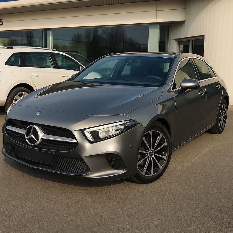 Grau Gebraucht 2021 Mercedes A180 Limousine | 20.890 € (Guter Preis) - Bild 1/4