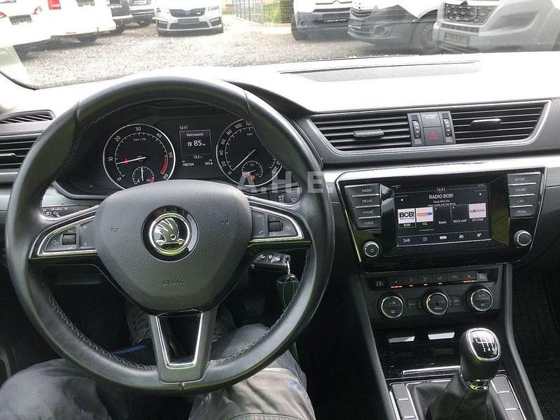 Gebraucht Skoda Superb Style 150 PS (110 kW) 2015 Silber Limousine