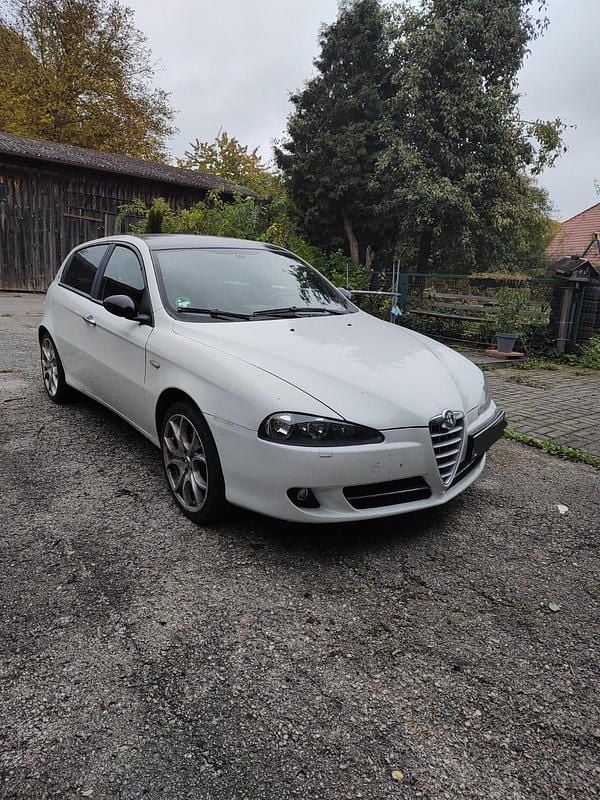 Weiß Gebraucht 2009 Alfa Romeo 147 Kleinwagen | 1.800 € (Fairer Preis) - Bild 1/4
