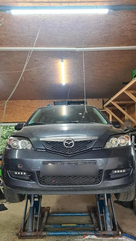 Grau Gebraucht 2007 Mazda 2 Kleinwagen | 950 € (Fairer Preis) - Bild 1/4