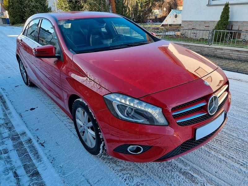 Rot Gebraucht 2015 Mercedes A180 Style Limousine | 11.700 € (Guter Preis) - Bild 1/4