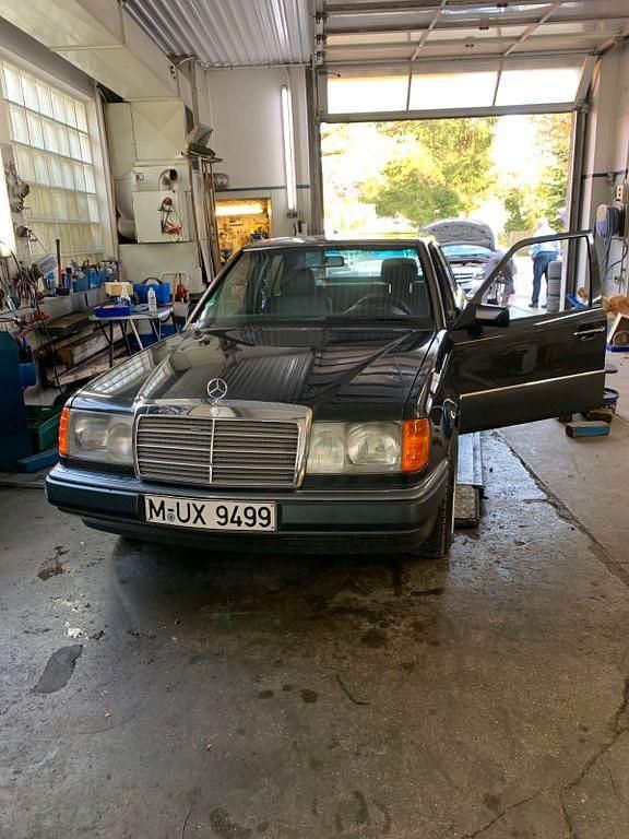 Schwarz Gebraucht 1991 Mercedes E300 Limousine | 4.990 € - Bild 1/4