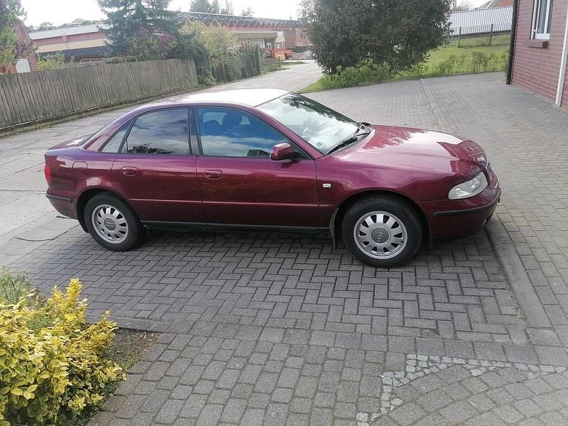 Gebraucht Audi A4 105 PS (77 kW) 2002 Rot Limousine