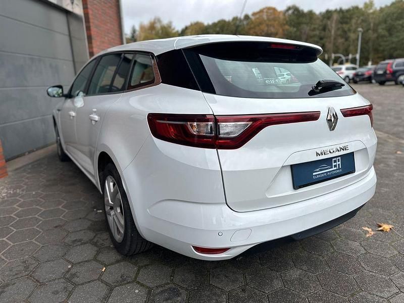 Gebraucht Renault Mégane IV Play 132 PS (97 kW) 2017 Weiß Limousine
