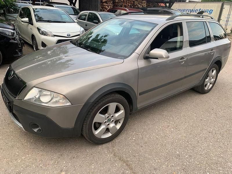 Grau Gebraucht 2008 Skoda Octavia Scout Kombi | 5.490 € (Fairer Preis) - Bild 1/4