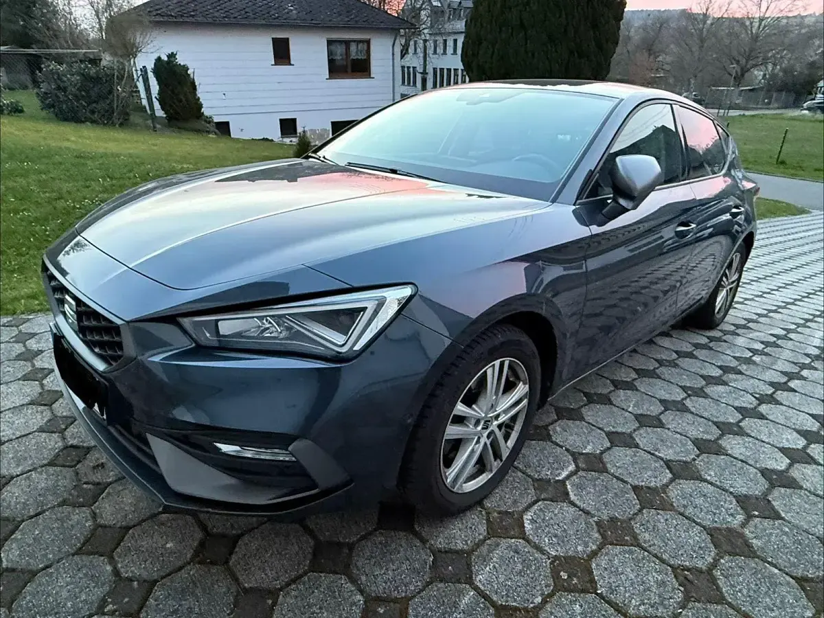 Używany Seat Leon FR 150 KM (110 kW) 2023 Szary Sedan/Limuzyna