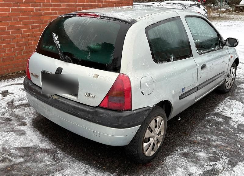 Gebraucht Renault Clio II 55 PS (40 kW) 2000 Silber Kleinwagen