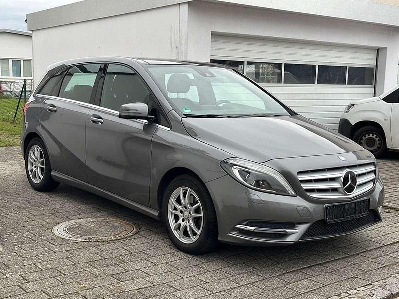 Mountaingrau Gebraucht 2013 Mercedes B200 Van / Kleinbus | 12.999 € (Fairer Preis) - Bild 1/4