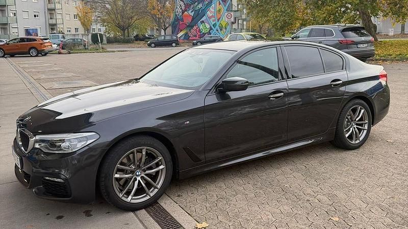 Grau Gebraucht 2018 BMW 520 M Sport Limousine | 26.500 € (Fairer Preis) - Bild 1/4