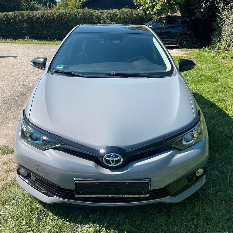 Grau Gebraucht 2019 Toyota Auris Hybrid Style Limousine | 18.500 € (Fairer Preis) - Bild 1/4