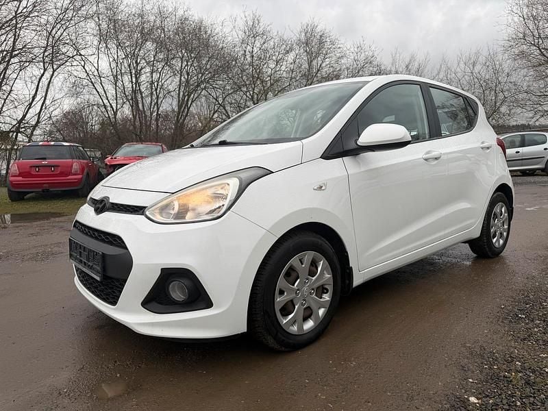 Gebraucht Hyundai i10 67 PS (49 kW) 2015 Weiß Kleinwagen