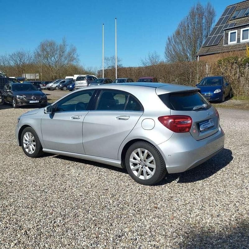 Gebraucht Mercedes A180 122 PS (89 kW) 2015 Silber Limousine