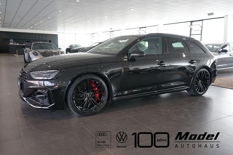 Mythosschwarz metallic (metallic) Gebraucht 2022 Audi RS4 Comfort Kombi | 69.900 € (Etwas zu teuer) - Bild 1/4