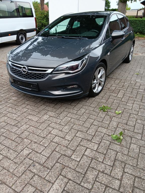 Grau Gebraucht 2016 Opel Astra Dynamic Limousine | 8.990 € (Fairer Preis) - Bild 1/4