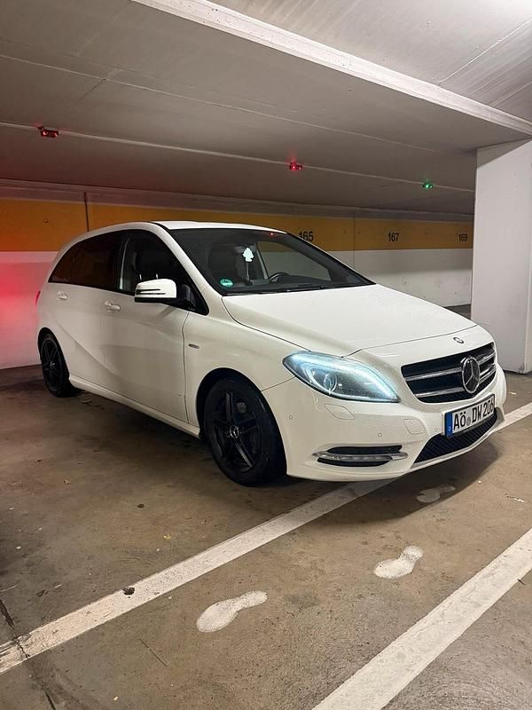 Weiß Gebraucht 2012 Mercedes B200 Night Van / Kleinbus | 7.999 € (Etwas zu teuer) - Bild 1/4