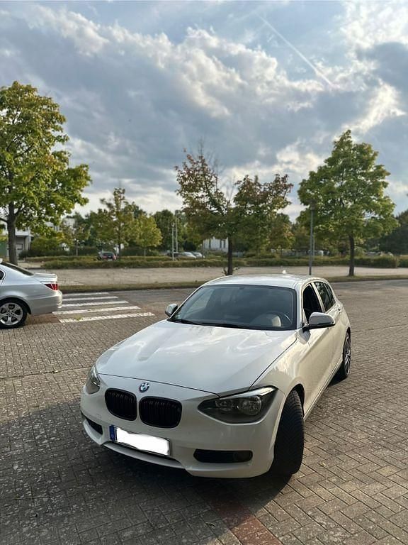 Weiß Gebraucht 2012 BMW 116 Sport Line Kleinwagen | 4.900 € (Guter Preis) - Bild 1/4