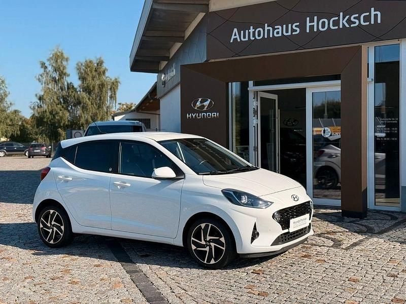 Weiß Gebraucht 2021 Hyundai i10 Edition 30+ Kleinwagen | 12.490 € (Fairer Preis) - Bild 1/4