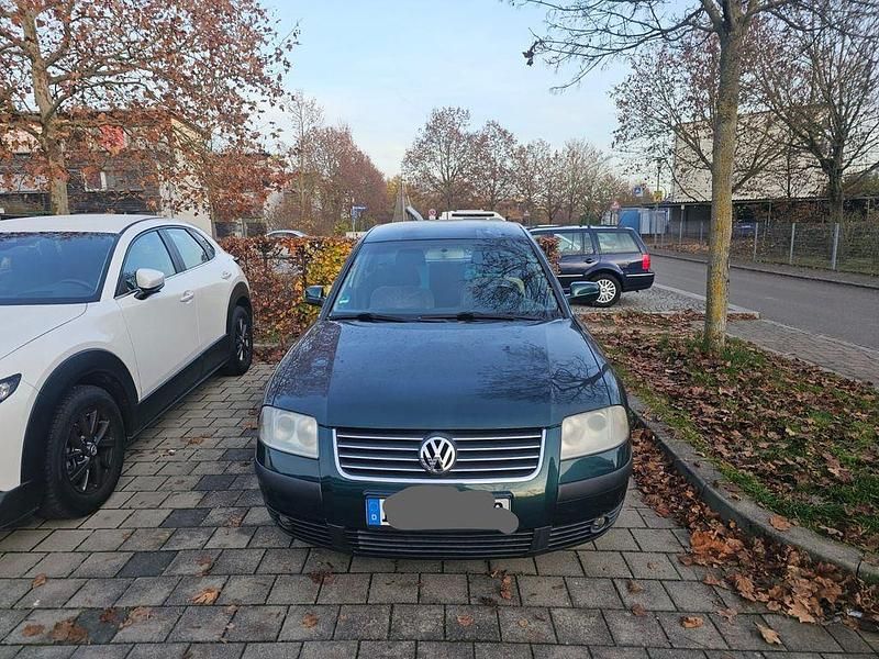 Grün Gebraucht 2001 VW Passat Limousine | 1.500 € (Guter Preis) - Bild 1/4