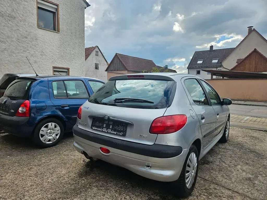 Gebraucht Peugeot 206 Premium 109 PS (80 kW) 2001 Silber Limousine