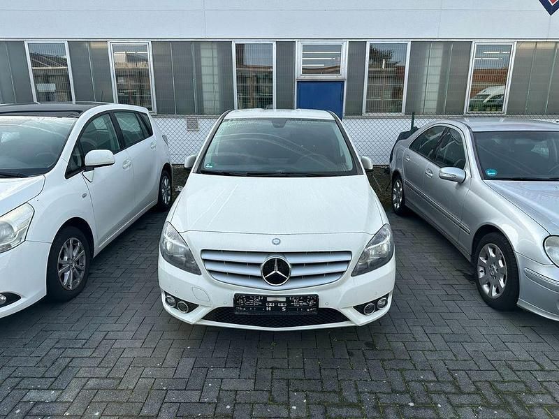 Weiß Gebraucht 2014 Mercedes B180 Van / Kleinbus | 9.200 € (Fairer Preis) - Bild 1/3