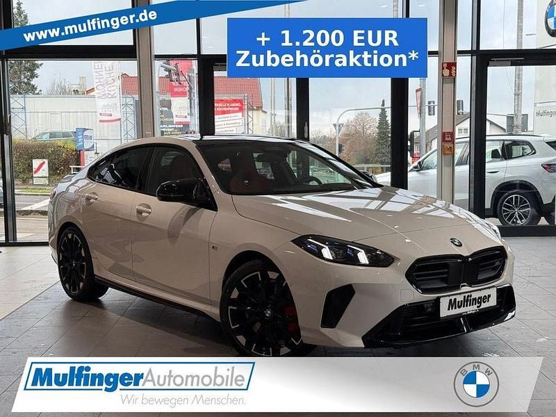 Weiß (alpinweiss (weiß)) Gebraucht 2024 BMW M235 Efficient Dynamics Limousine | 58.720 € - Bild 1/4