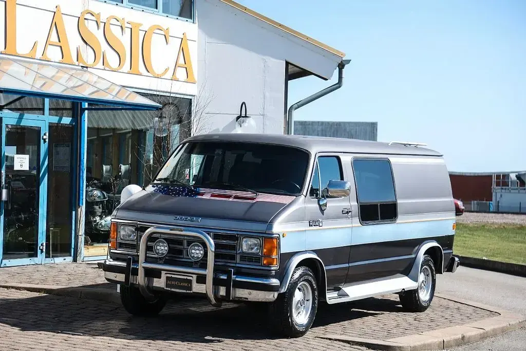 Używany Dodge Ram 171 KM (125 kW) 1989 Szary Pickup