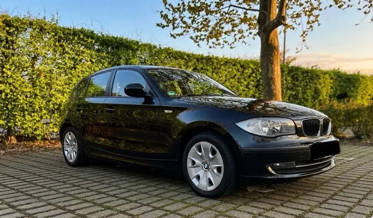 Gebraucht BMW 116 122 PS (89 kW) 2010 Schwarz Kleinwagen