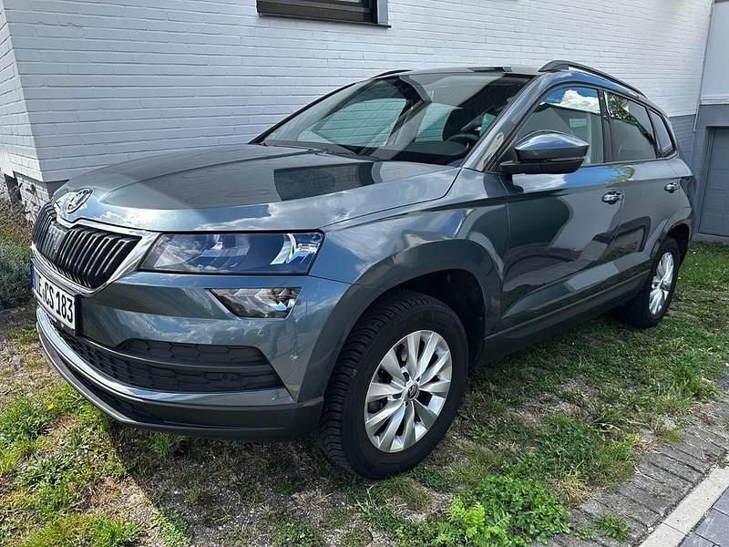Grau Gebraucht 2018 Skoda Karoq Ambition SUV | 15.900 € (Fairer Preis) - Bild 1/4
