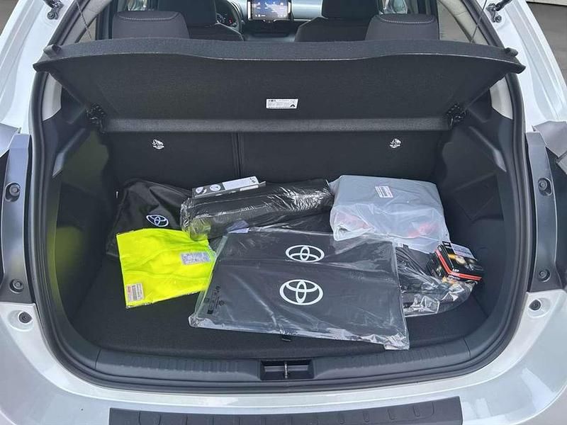 Neu Toyota Yaris Comfort 116 PS (85 kW) 2025 Weiß Limousine