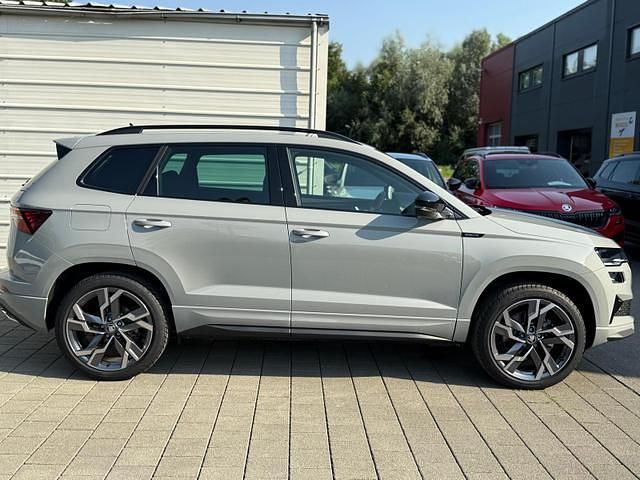 Graphit grau graphit grau Neu 2025 Skoda Karoq SportLine SUV | 39.710 € (Guter Preis) - Bild 1/4