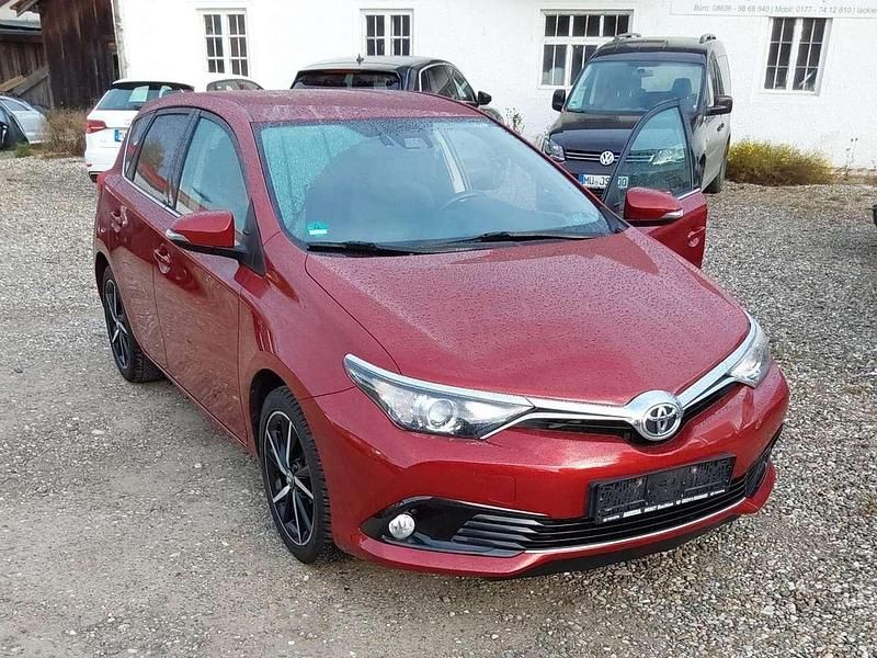 Rot Gebraucht 2017 Toyota Auris Edition-S Limousine | 12.500 € (Etwas zu teuer) - Bild 1/4