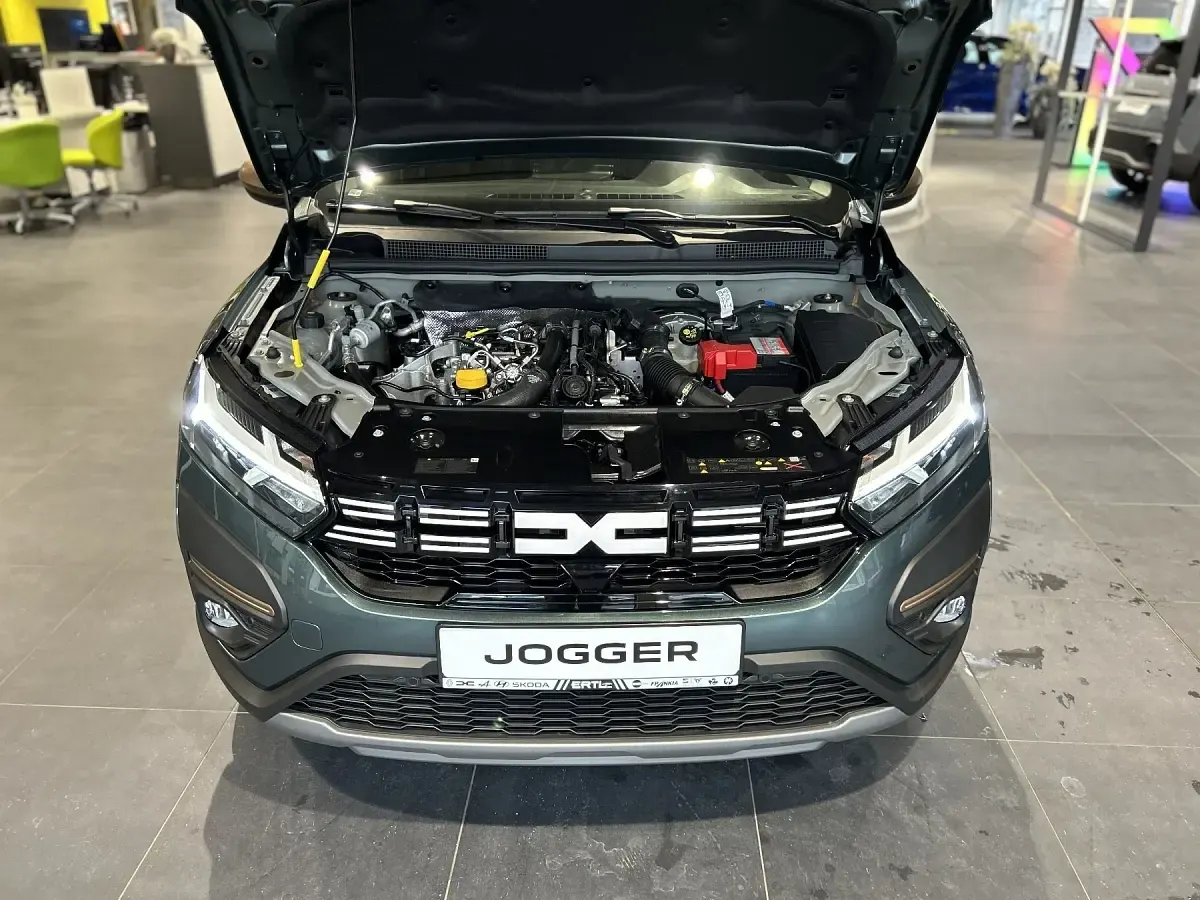 Neu Dacia Jogger Extreme 122 PS (89 kW) 2025 Terracottabraun metallic Van / Kleinbus