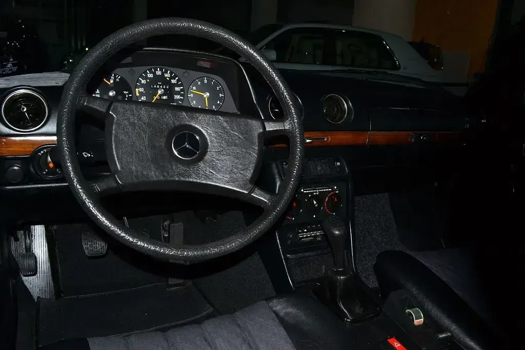 Brugt Mercedes E280 185 HK (136 kW) 1981 Rød Sedan