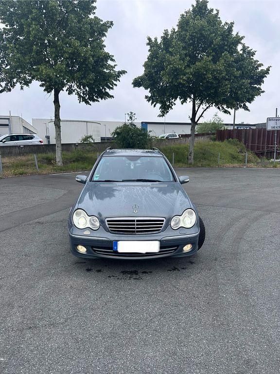 Grau Gebraucht 2005 Mercedes C200 Avantgarde Limousine | 3.599 € (Fairer Preis) - Bild 1/4