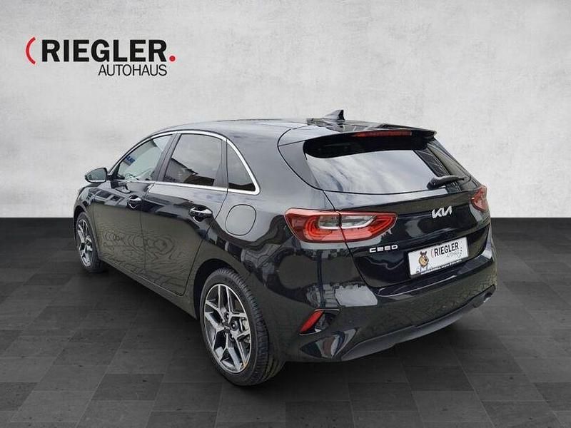 Neu Kia Ceed Spirit 140 PS (102 kW) 2025 Schwarz Kleinwagen