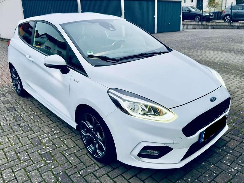 Weiß Gebraucht 2018 Ford Fiesta ST-Line Kleinwagen | 12.000 € (Etwas zu teuer) - Bild 1/4