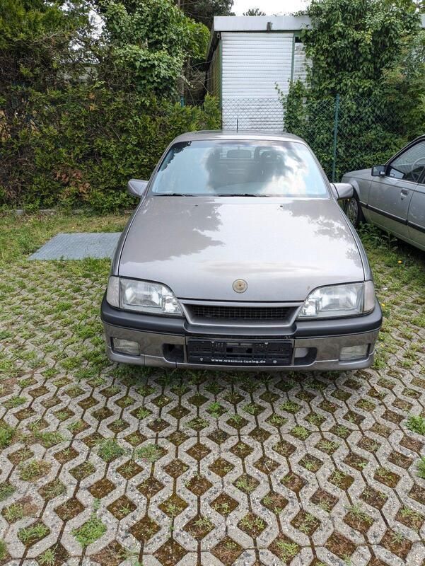 Grau Gebraucht 1991 Opel Omega Limousine | 11.500 € - Bild 1/4