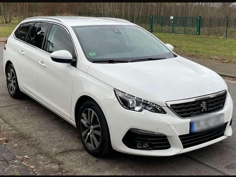 Weiß Gebraucht 2020 Peugeot 308 Limousine | 11.250 € (Fairer Preis) - Bild 1/4