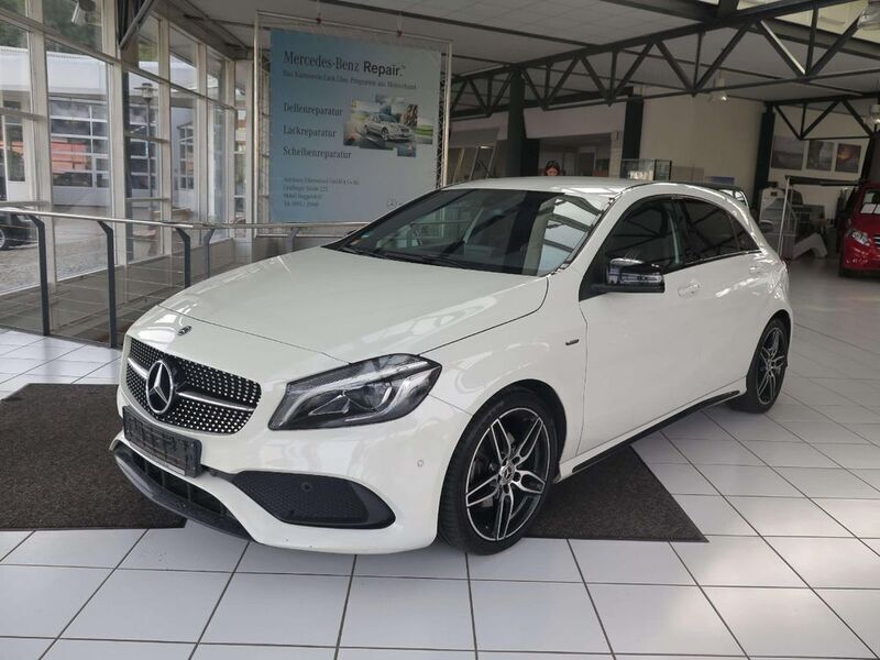 Calcitweiss Gebraucht 2017 Mercedes A180 AMG line Limousine | 19.490 € (Teuer) - Bild 1/3
