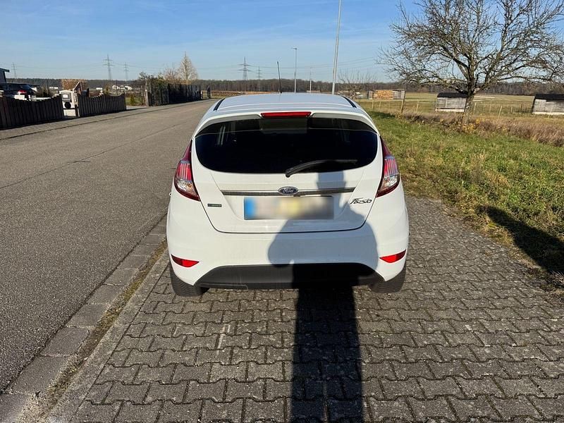 Gebraucht Ford Fiesta Titanium 101 PS (74 kW) 2015 Weiß Kleinwagen
