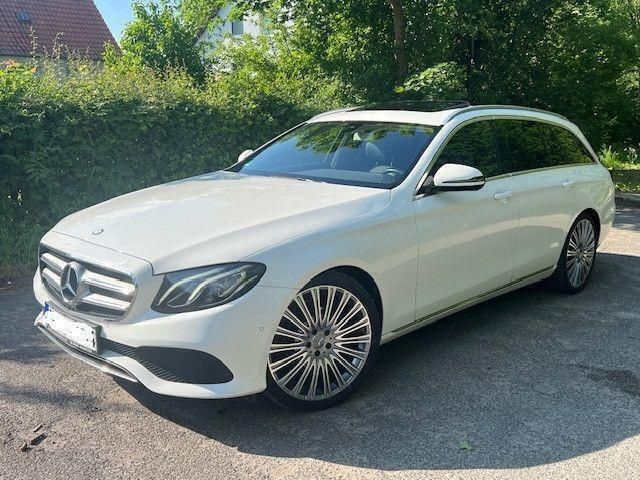 Weiß Gebraucht 2016 Mercedes E220 Avantgarde Kombi | 22.999 € - Bild 1/4