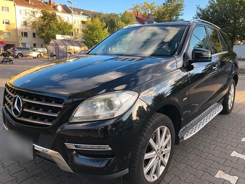 Schwarz Gebraucht 2012 Mercedes ML250 SUV | 15.400 € (Etwas zu teuer) - Bild 1/4