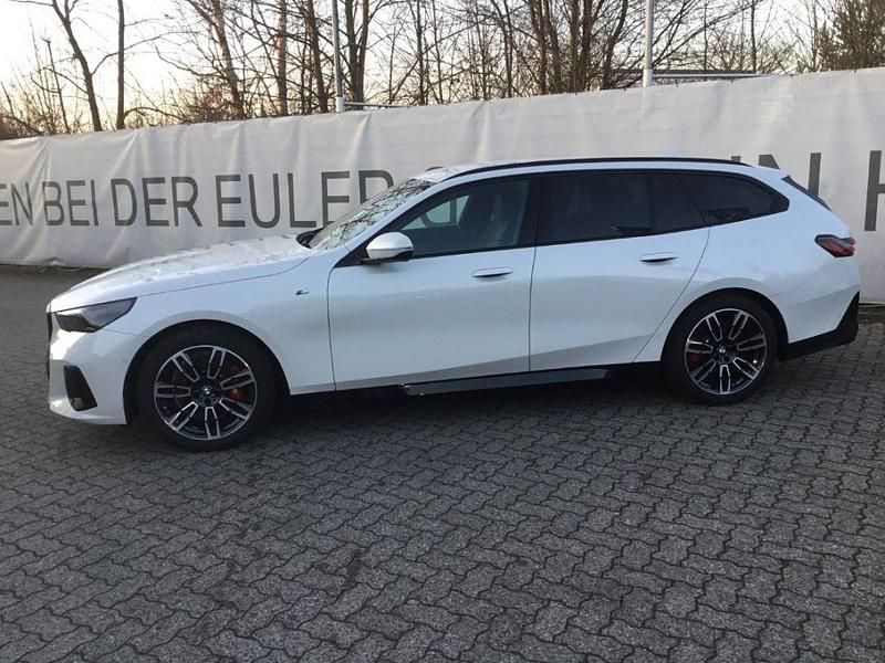 Gebraucht BMW 520 Performance 208 PS (152 kW) 2025 Mineralweiss metallic Kombi