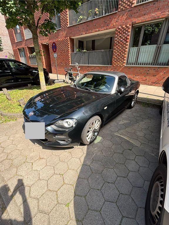 Schwarz Gebraucht 2017 Fiat 124 Spider Lusso Cabrio | 17.499 € (Etwas zu teuer) - Bild 1/4