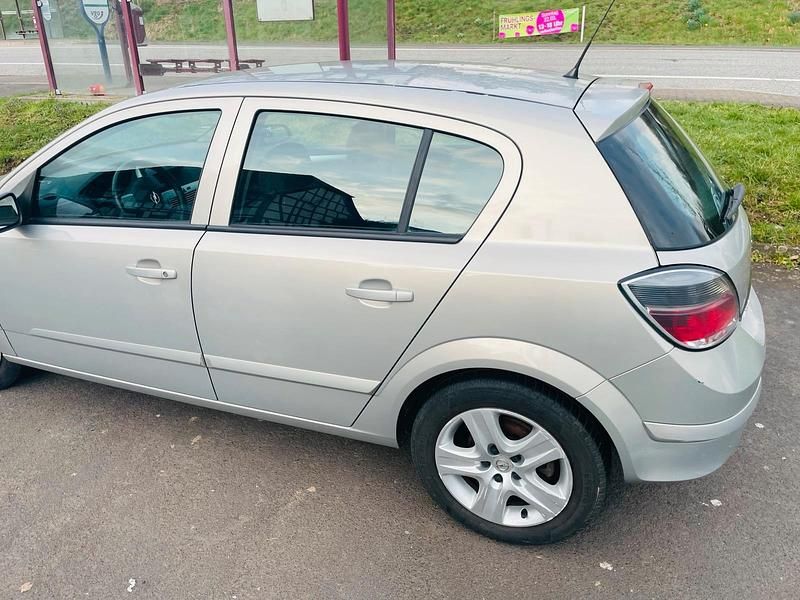 Gebraucht Opel Astra 105 PS (77 kW) 2008 Silber Limousine