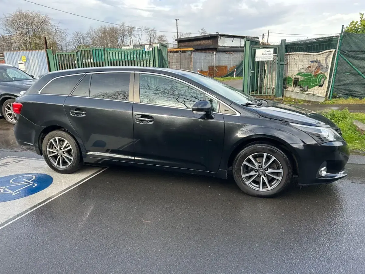 Gebraucht Toyota Avensis Edition 124 PS (91 kW) 2015 Schwarz Kombi