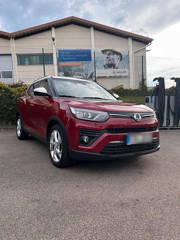 Rot Gebraucht 2021 Ssangyong Tivoli SUV | 15.900 € (Fairer Preis) - Bild 1/4