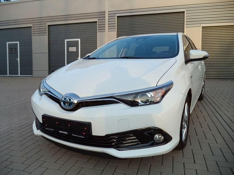 Weiß Gebraucht 2016 Toyota Auris Hybrid Edition-S Limousine | 11.750 € (Superpreis) - Bild 1/4